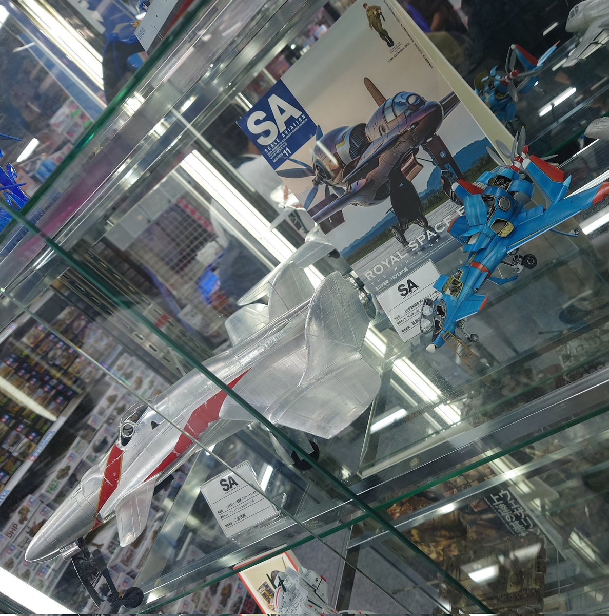現在発売中の #スケールアヴィエーション 2025年11月号から、1/72王立空軍戦闘機 第３スチラドゥ（複座型）をはじめ、掲載作例の一部を #ヨドバシAkiba 様にて展示中です‼️
ぜひお立ち寄りください🙌

掲載号はモデルカステンのサイトからも購入いただけます🛒
store.modelkasten.com/shopdetail/000…