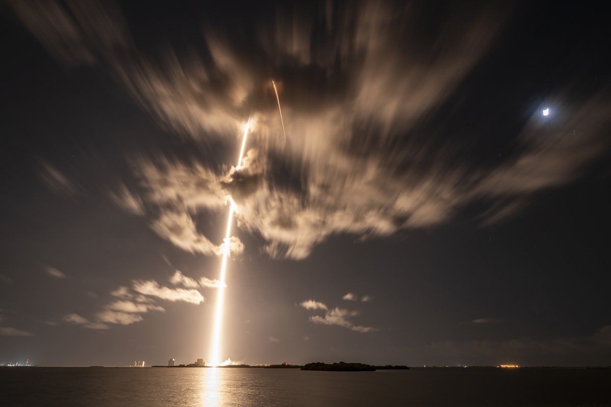 SpaceX's tweet image. Falcon 9 launches 28 @Starlink satellites from Florida