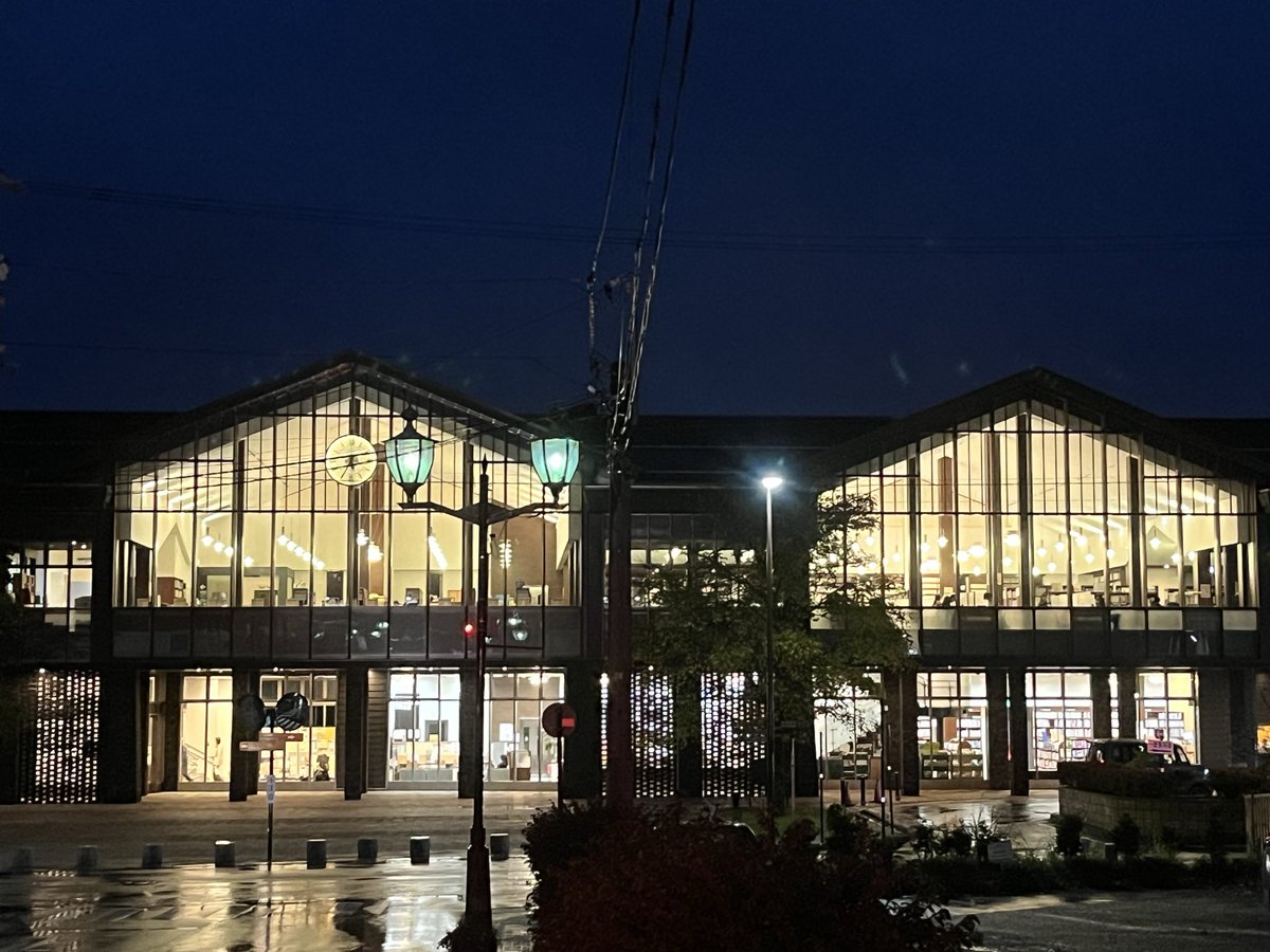K_librarian409's tweet photo. こんばんは。軽井沢午後８時前、気温は14.1℃。

雨の夜の図書館の様子です。

かぎもとやさんの駐車場あたりからパチリ。

児童室にぶら下がっていた立体かぼちゃ🎃がひとつ収穫されていました🫢 https://t.co/Z51TzoAtwD