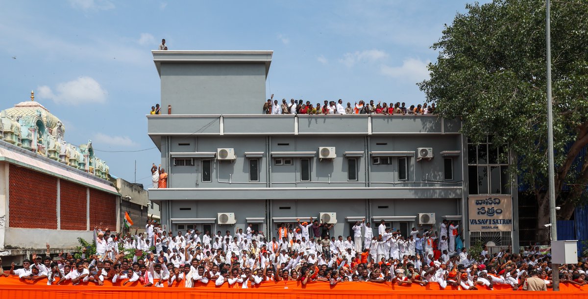 narendramodi's tweet photo. శ్రీశైలం క్షేత్రంలో ఉండటం అపారమైన ఆనందాన్ని ఇస్తుంది. ఈ పవిత్ర స్థలంలో అడుగడుగున దైవత్వం నిండి ఉంది. ఇక్కడి ప్రజల సాదర స్వాగతానికి నేను కృతజ్ఞుడిని.

శ్రీ భ్రమరాంబికా దేవి, మల్లికార్జున స్వామి వార్లు ఎల్లప్పుడూ మన దేశాన్ని ఆశీర్వదించాలని కోరుకుంటున్నాను. https://t.co/Di7mvbewgp