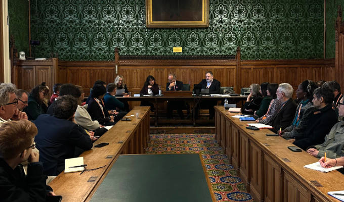 The 'perfect storm' battering the comedy industry | Politicians hear concerns at Westminster meeting 

 ift.tt/8bUBc5i