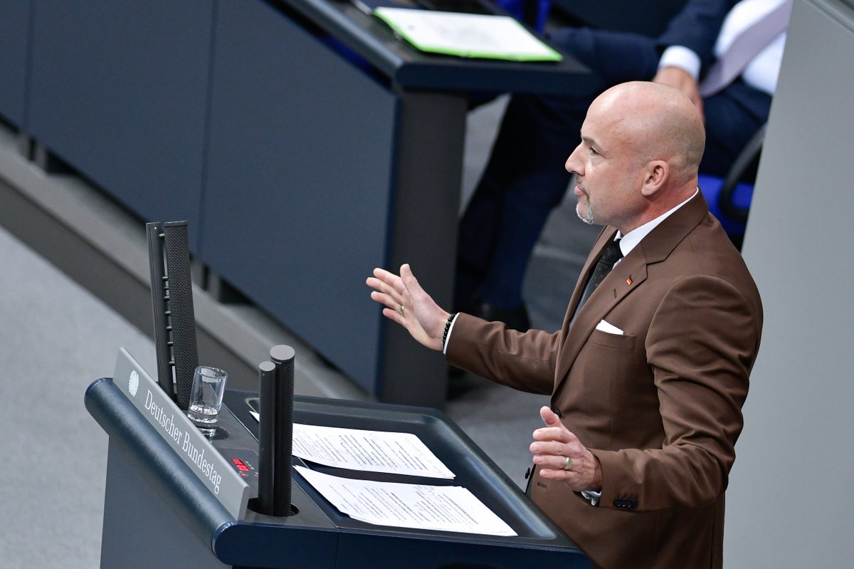 Die fragwürdigen Reisepläne der AfD quittiert der <a href="/csu_bt/">CSU im Bundestag</a>-Chef lässig: "Das Einzige, was wir in diesen Zeiten nach Moskau senden müssen, sind Signale der Stärke. Aber die AfD schickt lieber den nächsten Schoßhund zu Putin!"