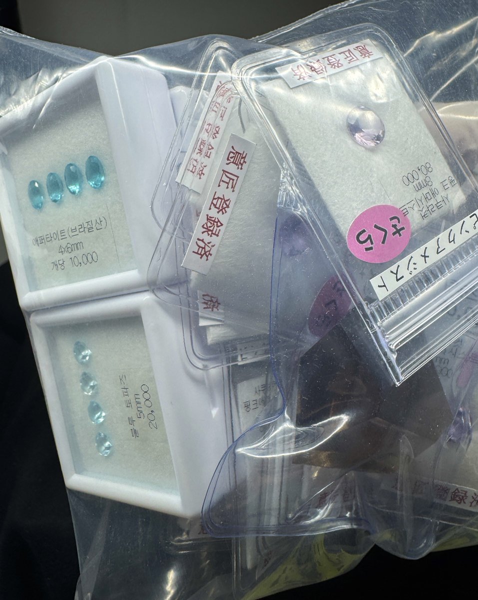 winterabbit_mkt's tweet image. [알티 한 분께 5만 원 상당의 오팔 러프를 드립니다💕]

이번주 일요일(10월 19일)에 종로 보석 팝업스토어 부스로 참여하게 되었습니다!

2층의 ‘파도의 보석’ 위치에서 부스 운영 예정이며,

약 20키로 상당의, 제 모든 오팔 러프 소장품들을 전시 및 판매할 예정입니다!

(타래로 이어서)