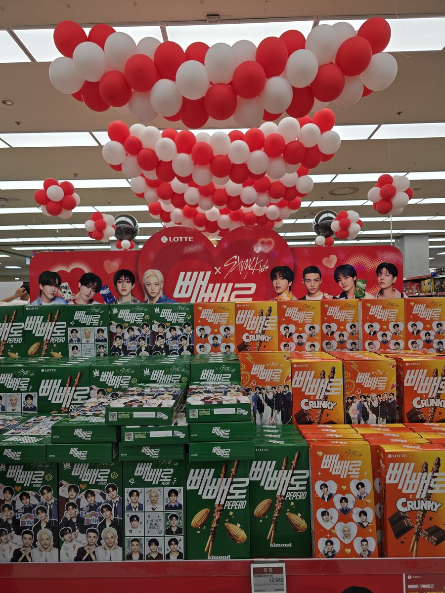 skzphnx's tweet image. went to lotte mart and the skz pepero setup is so cool 😭😭😭