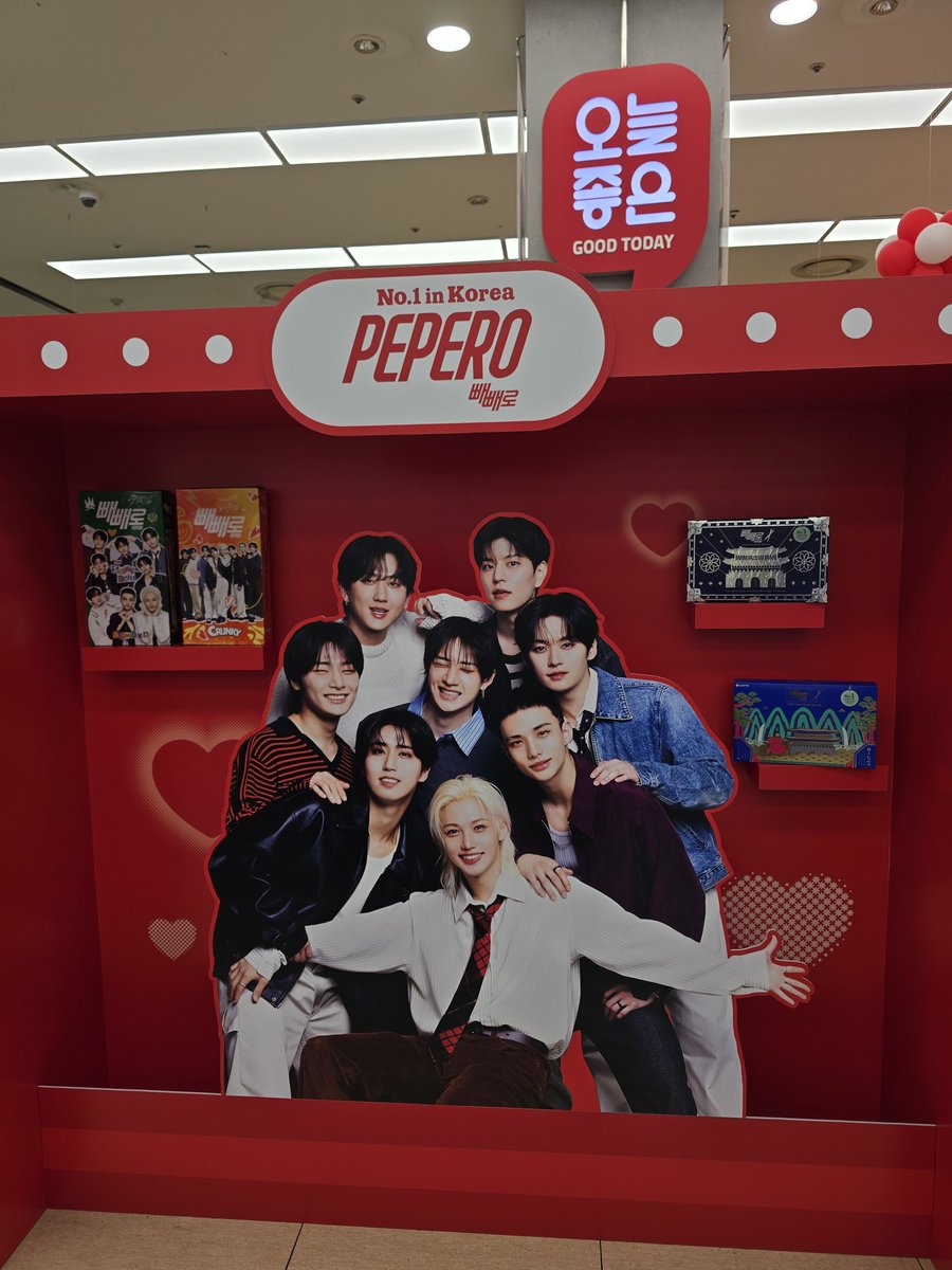 skzphnx's tweet image. went to lotte mart and the skz pepero setup is so cool 😭😭😭
