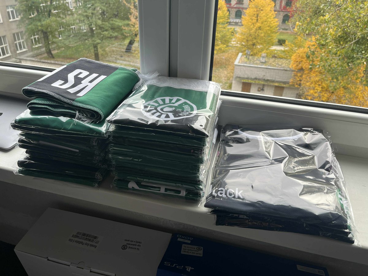 Po długim wyczekiwaniu dotarły do nas szaliki i koszulki które zamówili nasi super wytrwali kibice! Pakujemy i wysyłamy. Jak chcecie super szalik, to wpadajcie na nasz sklep! Link w komentarzu.