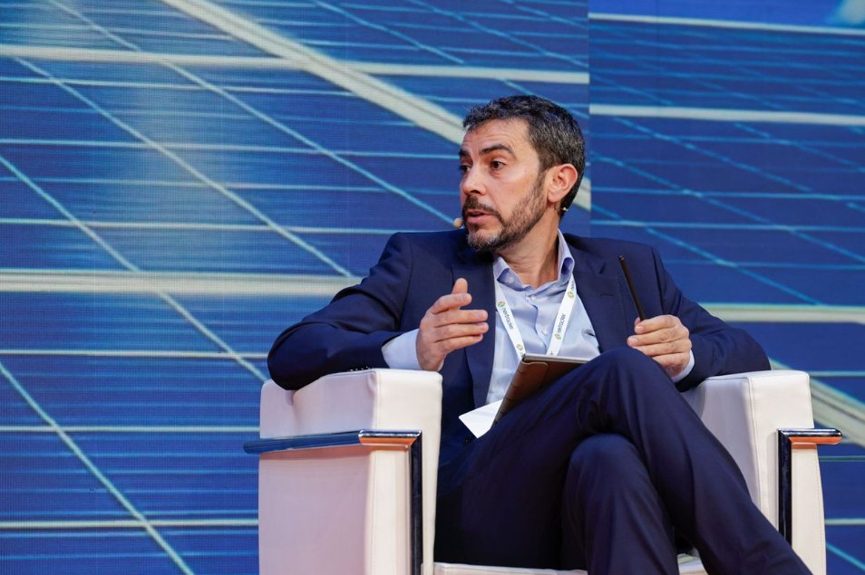 UNEFotovoltaica's tweet photo. "Apostamos por tener un 90% de contenido europeo a finales de 2026, lo cual va de la mano con reducir la huella de carbono y también los costes logísticos" @NEXTracker #ForoSolar https://t.co/sGry8bYVv8