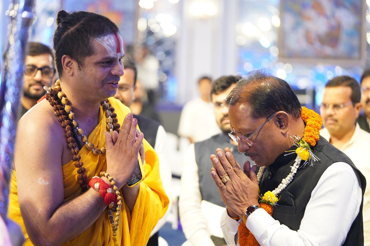 हर युग को एक प्रकाश की आवश्यकता होती है, आज वह प्रकाश हैं। @sadhgurunath_ji #JagadguruSatishacharyaJi ✨