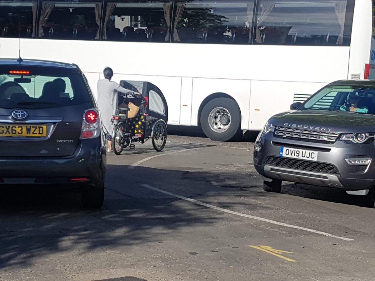 Collisions with motor vehicles are a leading cause of cyclists and pedestrians fatalities. This is Alleyn Park, our school street is being delayed, over 3000 children are exposed to road danger daily.  <a href="/MayorofLondon/">Mayor of London, Sadiq Khan</a> <a href="/willnorman/">Will Norman</a> <a href="/mcash/">James McAsh jamesmcash.bsky.social</a> <a href="/lb_southwark/">Southwark Council</a> <a href="/AndySimmons10/">Andy Simmons</a> <a href="/helenhayes_/">Helen Hayes 💙🌹</a>