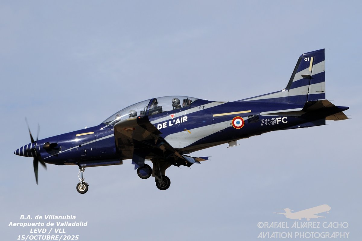Ayer visitaron la #BAVillanubla en <a href="/AeropuertoVll/">Aeropuerto de Valladolid</a> este par de <a href="/PilatusAircraft/">Pilatus Aircraft Ltd</a> PC-21 de <a href="/Armee_de_lair/">Armée de l'Air et de l'Espace</a>  llegando desde la Base Aérea 709 #CognacChâteaubernard #BA709🇫🇷 como #FAF6525 y #FAF6526.Dos horas después partieron hacia la Base Aérea de Montijo LPMT Base Aérea Nº6 (BA6)🇵🇹.