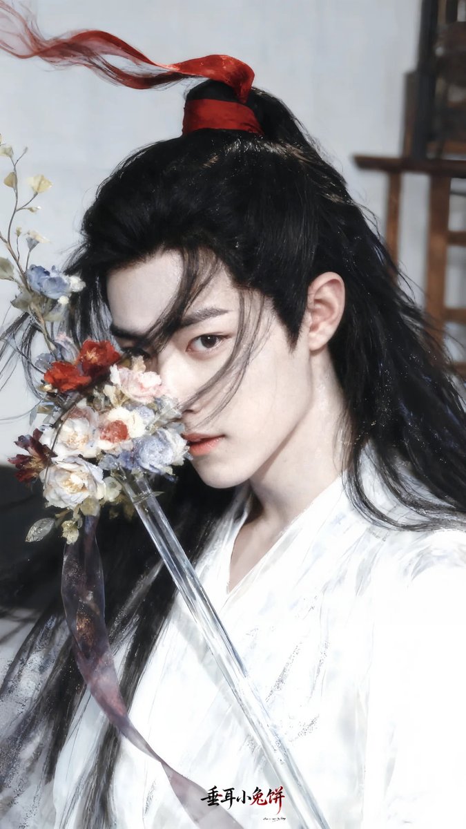 누가 편집한 사진인데 너무 아름다워서 한참을쳐다봄
남자가왜이리미인이지….
미남+장발+꽃 조합 극락이다

#샤오잔 #肖战 #XiaoZhan