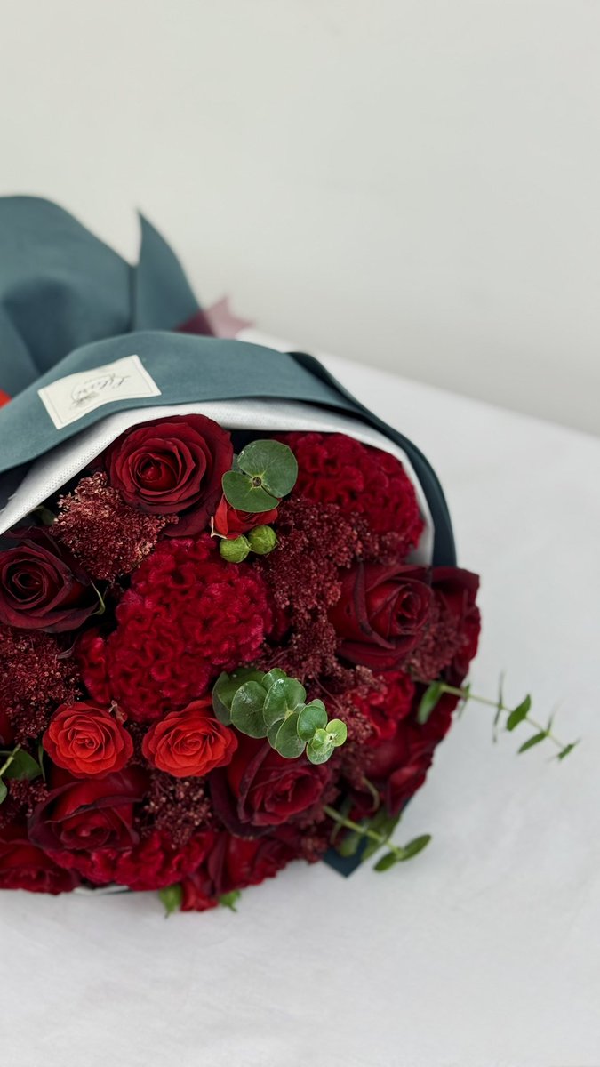 دسته گل نیم میلیونی ولش کن بیا همین گوگولی قرمزه رو ببر براش تضمینی دلش میبری:)