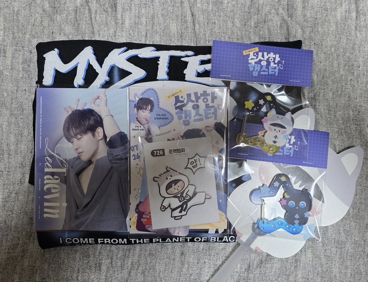 보고만 있어도 배부릅니다
티셔츠는 내년 여름에 입어야쥐~
엽서 세트 한 개 더 생겨서 행복하구 왕큰띠부실은 느므 귀여워요 ㅎㅎ통판 감사합니당💙💙