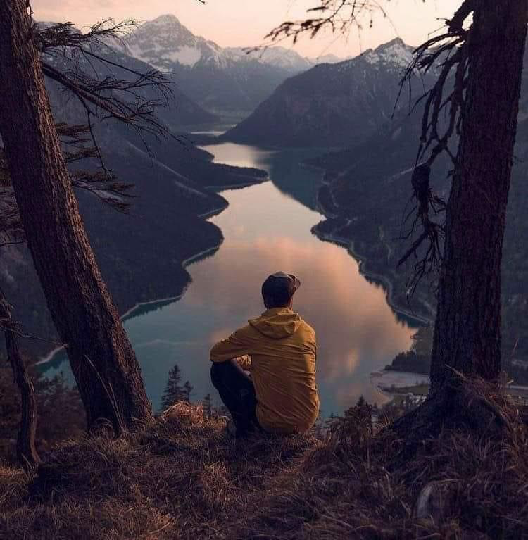 AdelAliBinAli's tweet photo. " جاهد ألا تلتفت إلى الوراء , فإِن المرء على قدر حنينه يُهان "🖤 https://t.co/uzNkkXCuXo