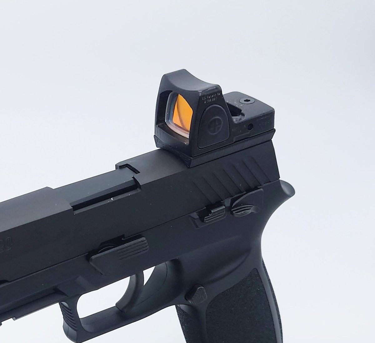 yama_guns's tweet photo. マルイ P320
RMR用のドットサイトマウントを作ってみました。
リアサイトのところでネジ固定してます。
前側も固定したいんですけど、両面テープしか無いですかねぇ https://t.co/ySwYDP2hW0