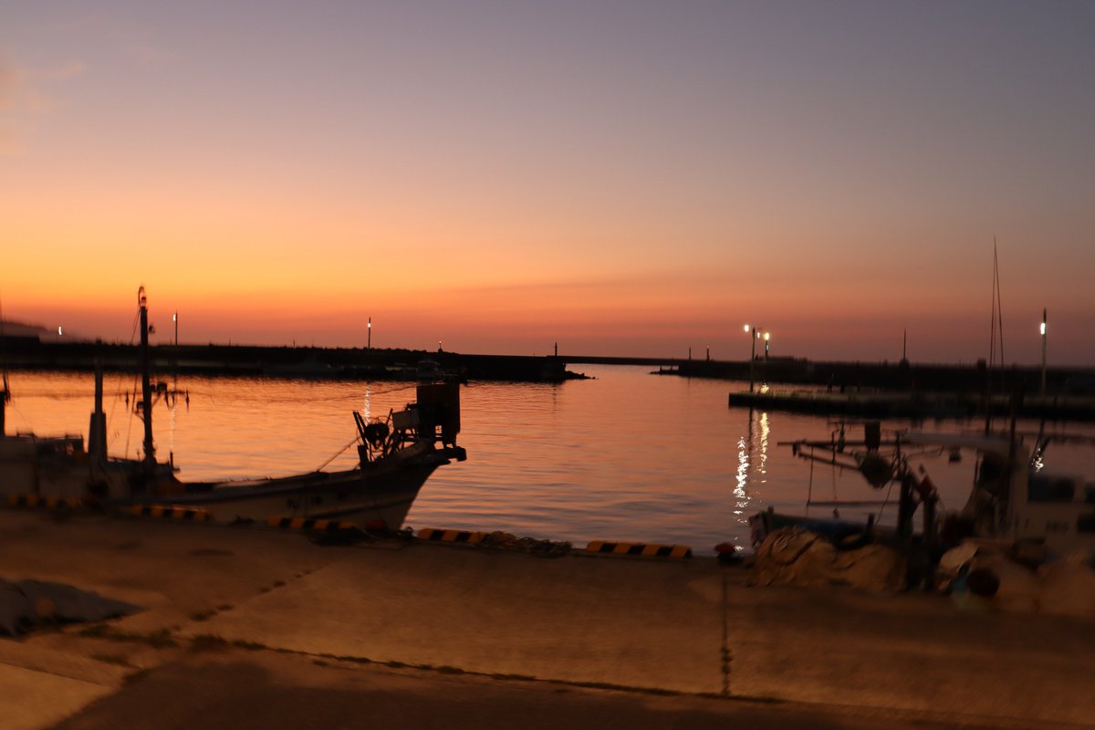 #写真好きな人と繋がりたい 
#写真で奏でる私の世界 
#漁港の夕景

陽が落ちても海面が明るい泊漁港
