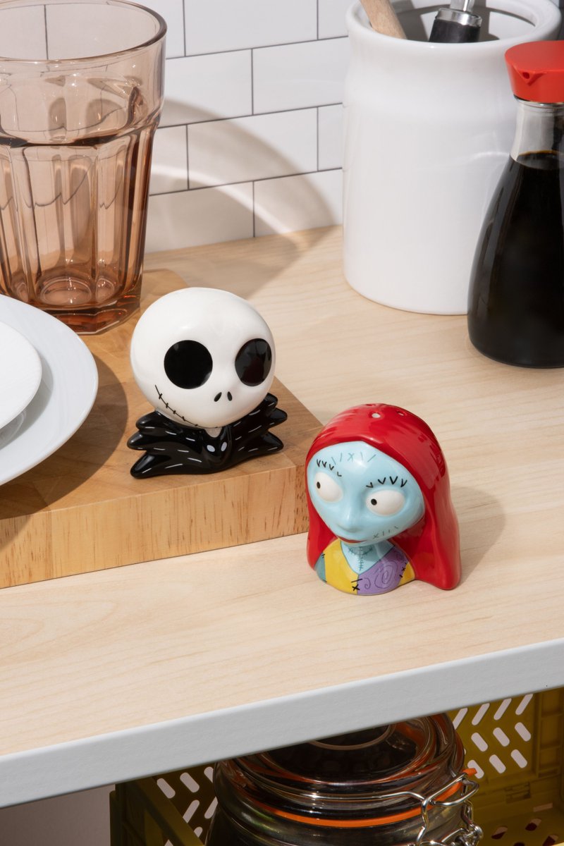 paladone's tweet photo. Celebrate World Food Day in style! 🍜
From cute character salt &amp; pepper shakers to in-world chopsticks, we have a wide range of licensed kitchenware for every fan to chow down with. 🍽️

Head over to our Amazon store! (link in bio*) 🛒

#WorldFoodDay #Food #Kitchenware https://t.co/kBcPzqMXnO