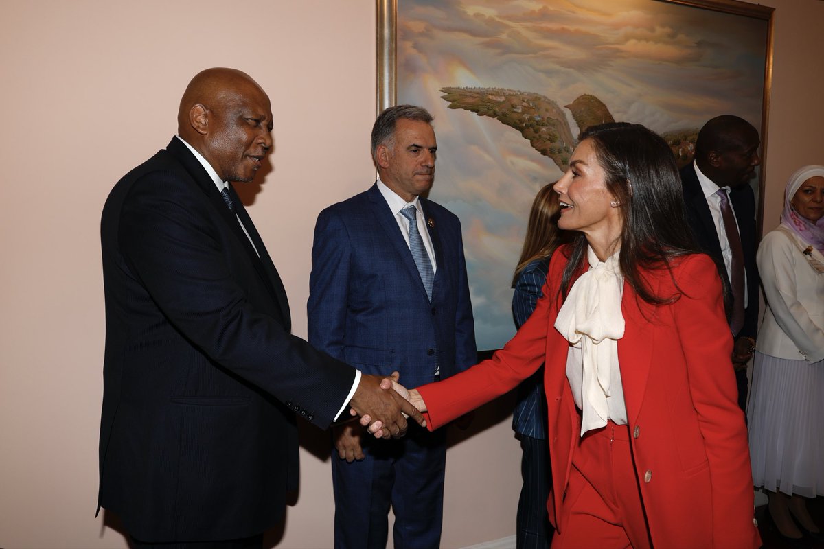 La Reina, junto a autoridades asistentes al acto internacional por el “Día Mundial de la Alimentación” organizado por la FAO en Roma.

#WorldFoodDay #FAO80

➡️casareal.es/ES/Actividades…