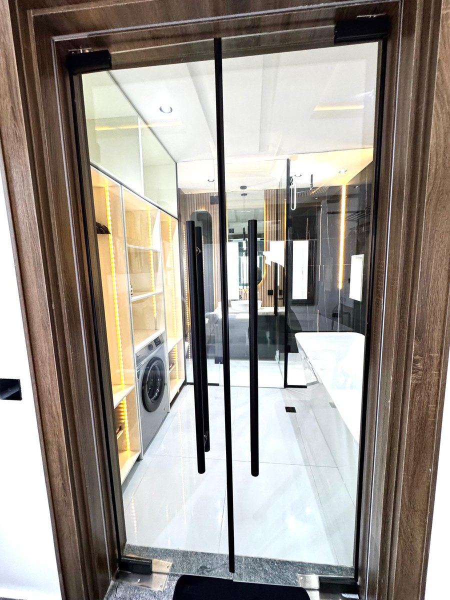 fadererah_'s tweet image. Shortlet!!
Luxury one bedroom smart penthouse apartment with ps5 on request, private rooftop swimming pool, bathtub, private lounge, wine bar, equipped kitchen, dstv/netflix, balcony, compound snooker/game area & more in Lekki phase 1. Lagos.
N210,000 per night
Please retweet🙏🏻