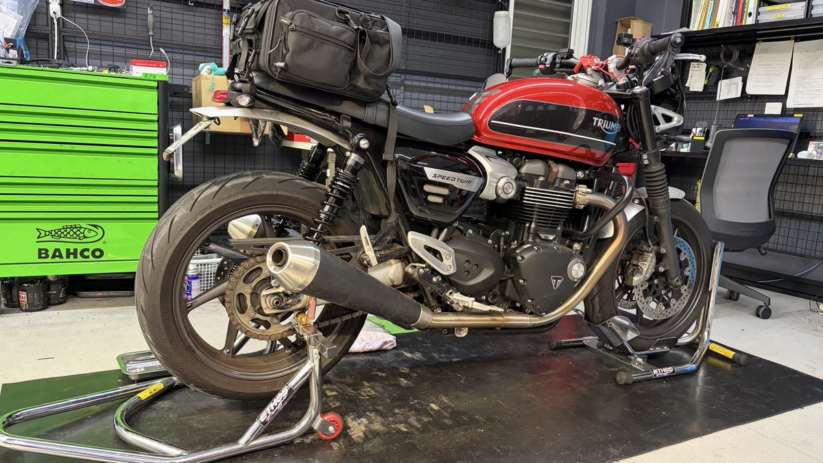 【トライアンフ　スピードツイン1200】
ナップス松山店です😆
今回はスピードツインに「ナイトロン　ステルスツインR1」
を装着！
可能な限りブラックアウト化され、あえて派手さをそぎ落とす大人カスタム
車両の雰囲気ともばっちり合っていて最高ですね✨
松山店でカスタムしてみませんか👍
