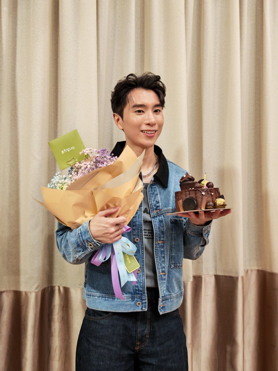 joshualeaow's tweet image. 12 October 2025
What a night! 🤩 Such a pleasure hosting together with Shuangchen for Alltime Health’s 13th Anniversary Concert 🎉
Was I stressed? Of course lah 😅 

And to end the night… a little impromptu surprise for 师兄 Lawrence Hiew🎂😂 Happy birthday once again!