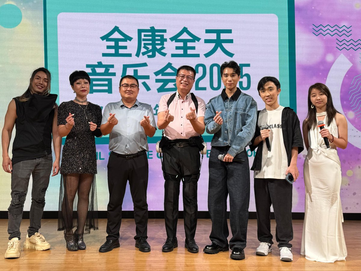 joshualeaow's tweet image. 12 October 2025
What a night! 🤩 Such a pleasure hosting together with Shuangchen for Alltime Health’s 13th Anniversary Concert 🎉
Was I stressed? Of course lah 😅 

And to end the night… a little impromptu surprise for 师兄 Lawrence Hiew🎂😂 Happy birthday once again!