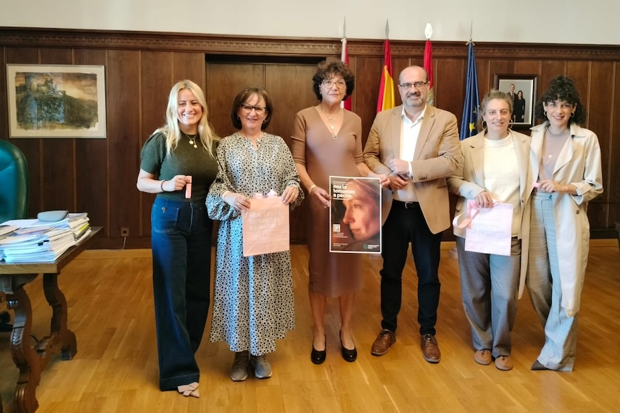 Comercios de Ponferrada visten sus escaparates de rosa por el Día contra el Cáncer de Mama bierzodiario.es/?p=175400