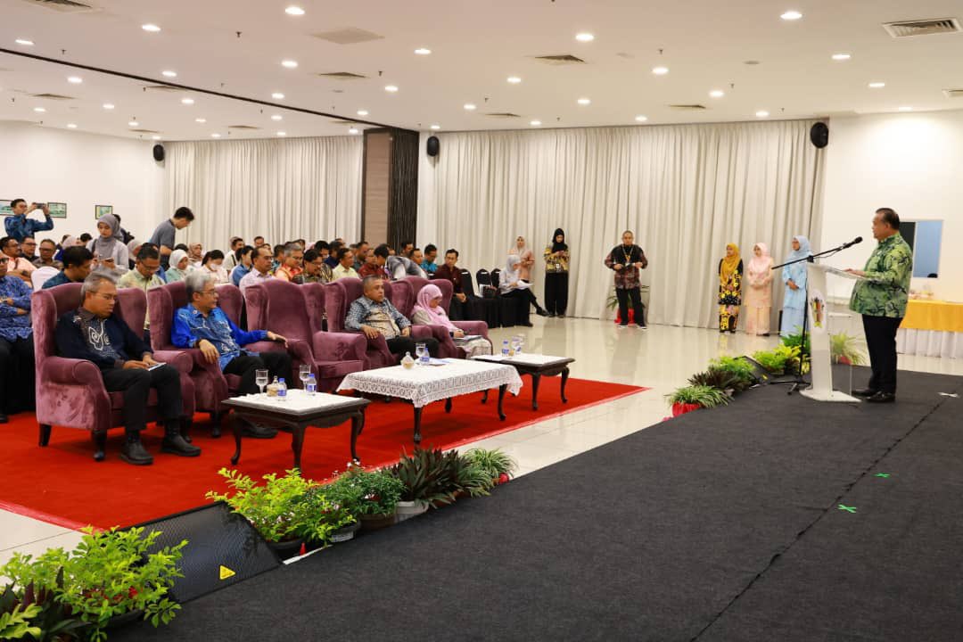 Cawangan Senggara Fasiliti Jalan (CSFJ) (@csfj_jkr) on Twitter photo 16 Oktober 2025 
Telah berlangsung Majlis Penyerahan Perakuan Siap Kerja (CPC) bagi Program  Blackspot, Lintasan Pejalan Kaki Searas Berlampu Isyarat (LPKSI) & Arahan Kerja (AK) Serta Waran Peruntukan dan Penyerahan Surat Setuju Terima (SST) Projek Jalan. 16 Oktober 2025 
Telah berlangsung Majlis Penyerahan Perakuan Siap Kerja (CPC) bagi Program  Blackspot, Lintasan Pejalan Kaki Searas Berlampu Isyarat (LPKSI) & Arahan Kerja (AK) Serta Waran Peruntukan dan Penyerahan Surat Setuju Terima (SST) Projek Jalan.