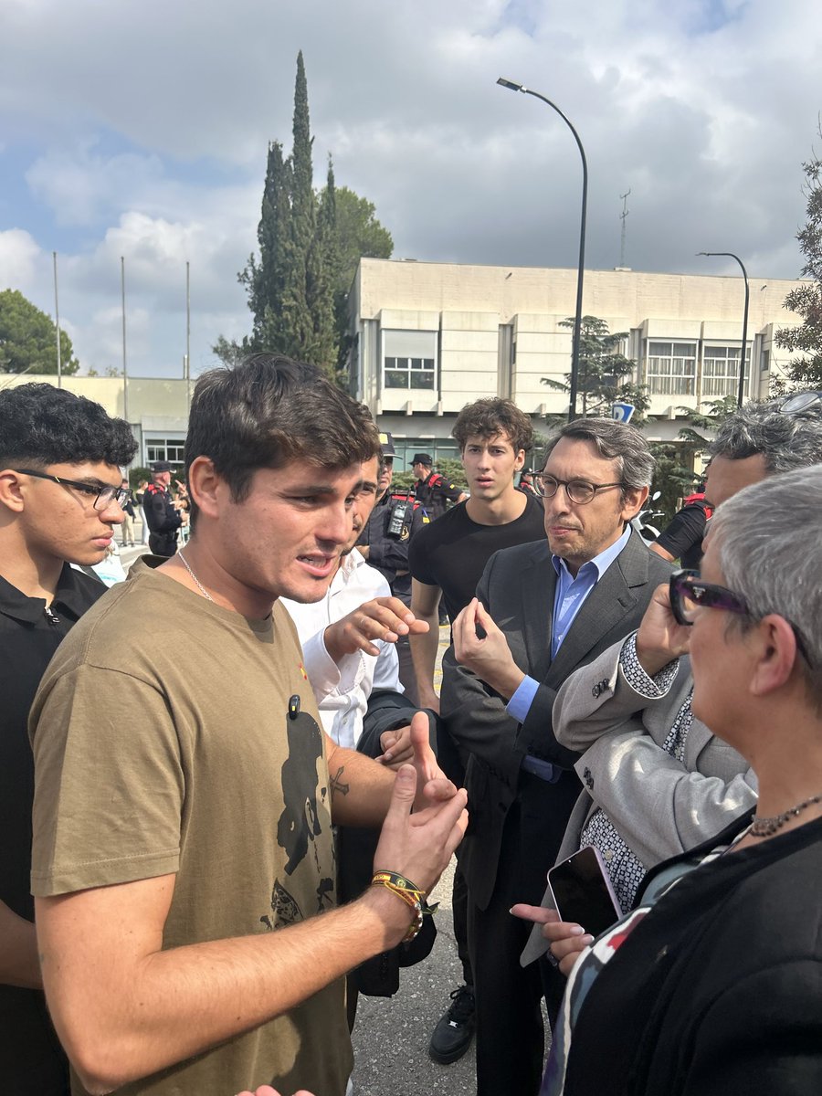 Apareix <a href="/vitoquiles/">Vito Quiles 🇪🇸</a> en la facultat de veterinària a la <a href="/UABBarcelona/">Universitat Autònoma de Barcelona</a> 🫣

#uab #vitoquiles