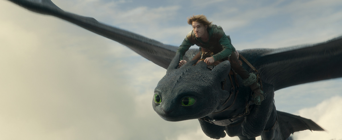 『ヒックとドラゴン』は元のアニメーション映画の時点で、争いはなぜ起こり続くのか、集団（社会）と個の苛烈な価値観のズレ、親と子の相互理解（無理解）、異種間の友情がもたらす世界の変革といった人類にとっての永遠のテーマを物語に組み込みながら、バーク島の豪快な暮らしっていいな！とか、ドラ