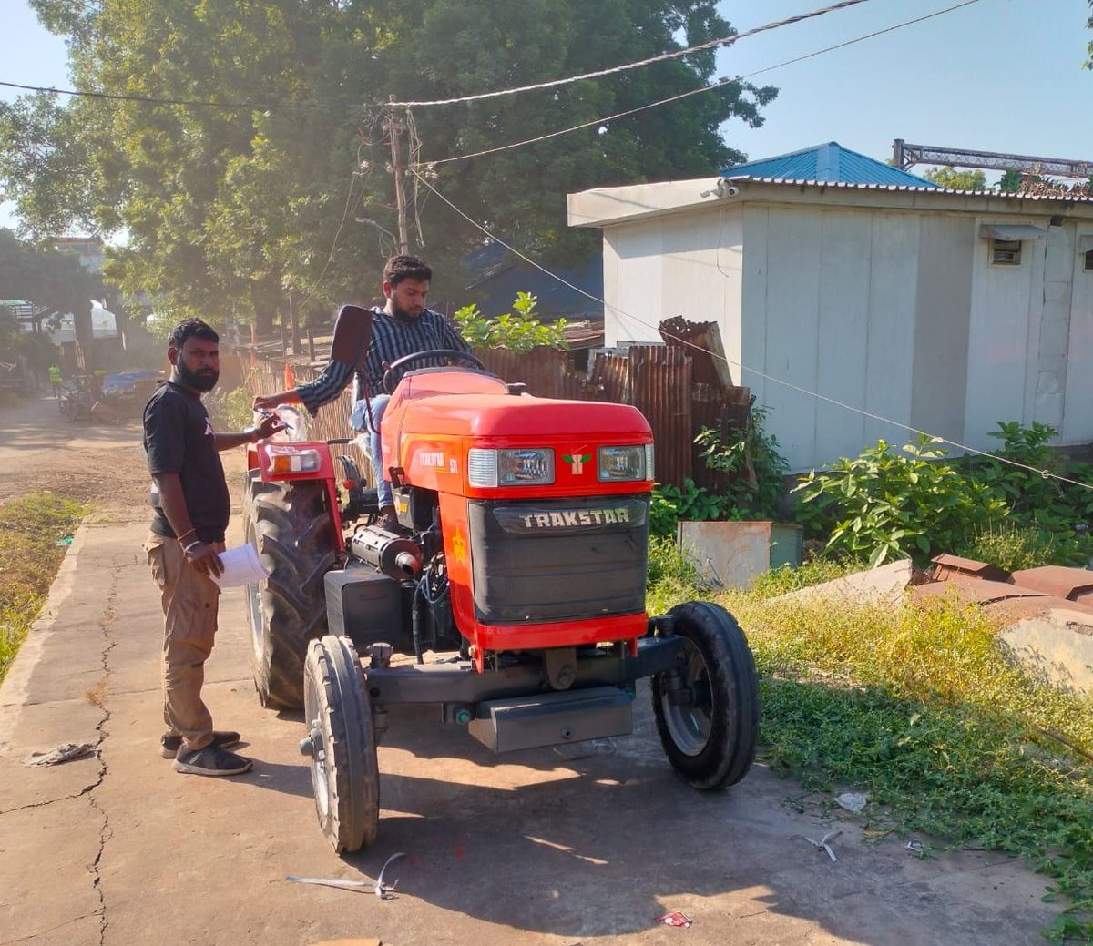 DRMBRCWR's tweet photo. 🚂🚜🚜🚜🚜🚜🚃

Accelerating Automobile Logistics....!

The first automobile (tractor) rake from Vadodara Goods Shed, Gujarat to Kyarkop, Karnataka has been successfully dispatched — a major step toward reducing transit time and costs.

#Hungry4Cargo https://t.co/VXxo9YkWsE