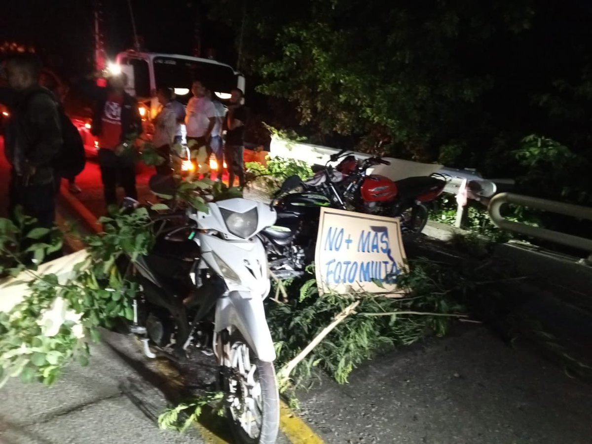 #LoÚltimo | Atención viajeros: los transportadores de la Zona Bananera, Fundación y Santa Marta, bloquean la carretera Troncal de Oriente desde tempranas horas, en protesta por las fotomultas instaladas en esta vía.