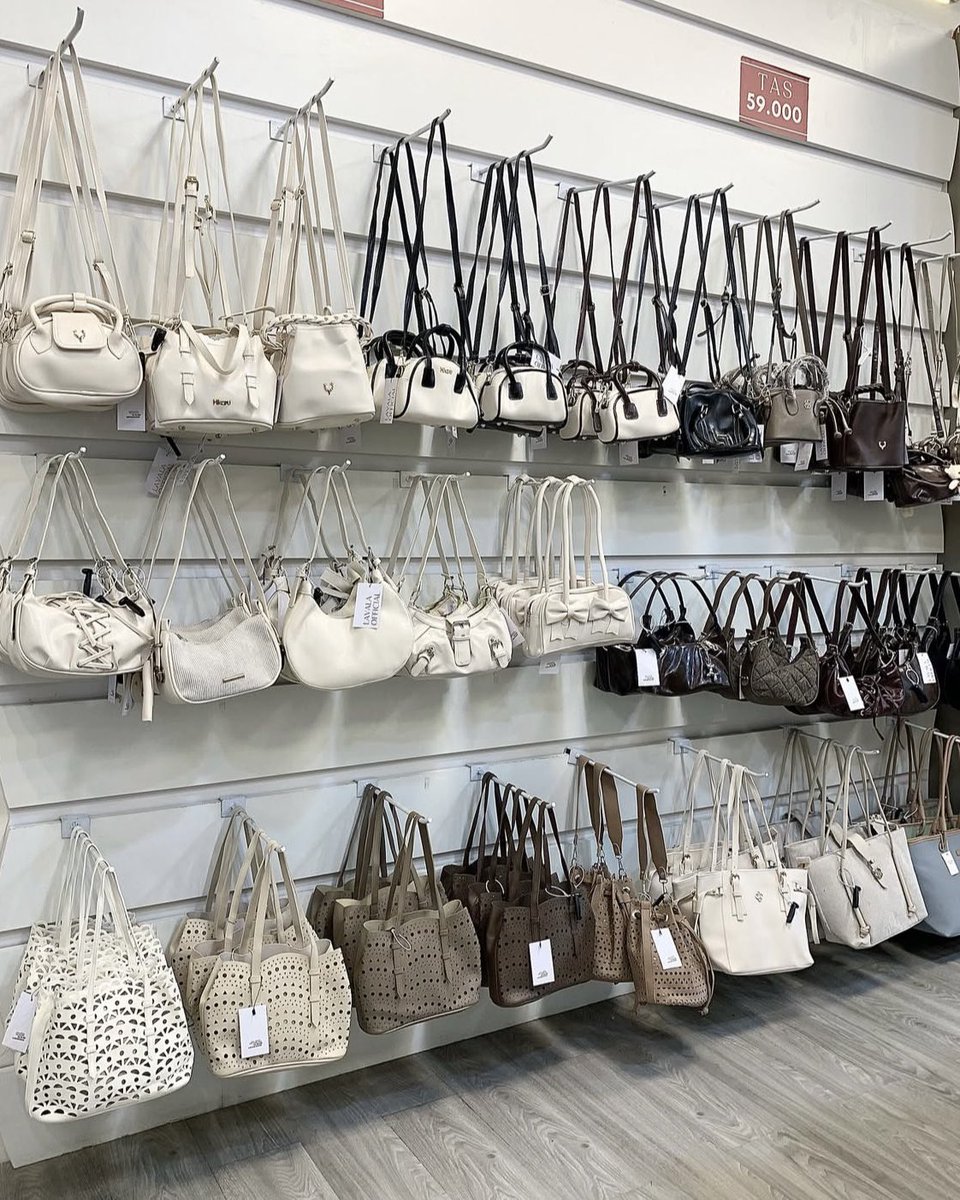 berburushopee's tweet photo. in this economy ternyata ada toko yg jual tas secantik ini dengan harga serba 50ribuan😭🫶🏻 https://t.co/fD5Wt9tAQD