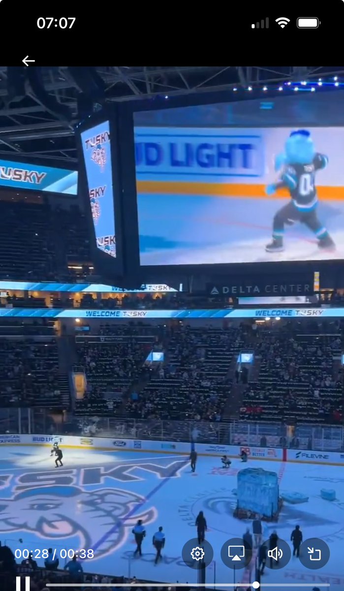 Y'a pas un criss de chat dans les estrades et la LNH va préférer renvoyer une équipe à Atlanta ou à Phoenix avant de nous ramener Québec.

Honteux