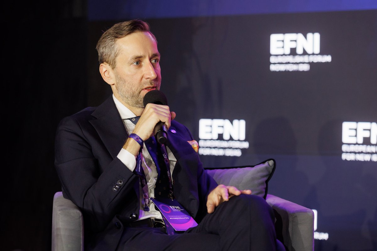 GrupaPZU's tweet photo. #PZU na #efni2025
📈 Dziś podczas @EFNI_Poland w Sopocie rozmawialiśmy o tym, jak w zmieniającym się świecie zapewnić gospodarce trwały, odporny i zrównoważony rozwój. Jakie będą nowe silniki 🇵🇱 rozwoju?
Jan Zimowicz, członek zarządu #PZU i prezes #PZUZdrowie podkreślał, że "każda złotówka przeznaczona na zdrowie i dłuższe życie Polaków to inwestycja w gospodarkę opartą na wiedzy". 💬Wg WHO, wydłużenie życia o 10% dzięki lepszej opiece zdrowotnej może zwiększyć PKB o 0,4% rocznie - dodał.
Wskazywał też, że poziom wydatków na badania i rozwój w Polsce nadal pozostaje niższy niż średnia UE, a w finansowaniu startupów możemy mówić o kryzysie. 🗨️ Liczba rund venture capital spadła z 100–120 do zaledwie 30 kwartalnie. To moment, w którym duże instytucje finansowe mogą odegrać istotną rolę, wspierając rozwój nowych technologii. Przykładem jest inicjatywa Laboratorium Innowacji PZU, w ramach której zrealizowaliśmy we współpracy z innowacyjnymi firmami technologicznymi już 90 pilotaży, z czego 50 projektów zostało operacyjnie wdrożonych do działalności biznesowej PZU - mówił Jan Zimowicz.
Uczestnicy debaty prowadzonej przez Elżbietę Czetweryńską, prezes City Handlowy, wśród których byli również minister energii @motykamilosz, prezes @Grupa_PGE @D__Marzec, wiceprezes @EnergaSA Michał Gołębiowski, wiceprezes @Grupa_PFR Mariusz Jaszczyk i prof. @Piotr_Wachowiak, rektor @SGHWarsaw, byli zgodni, że wśród nowych silników wzrostu polskiego PKB powinny być:
💡 transformacja energetyczna
🤖 innowacje i technologie
👩⚕️ zdrowie i jakość życia
🎓 kapitał ludzki i edukacja
🏗️ inwestycje infrastrukturalne
⚖️ stabilne i przewidywalne otoczenie regulacyjne
#EFNI