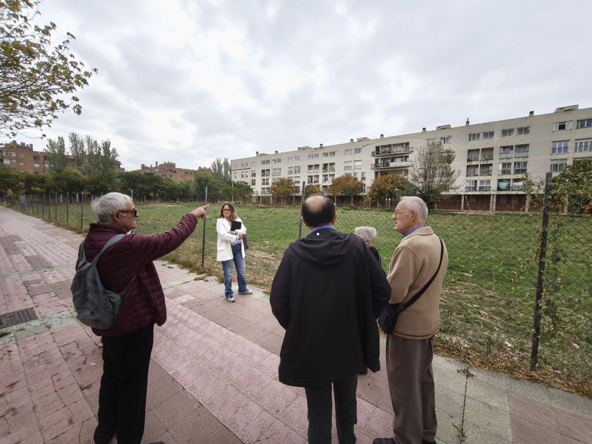 📍 Recorremos el Actur junto a la asociación vecinal para conocer el estado de varios espacios y los compromisos incumplidos

❌ Reforma del Potrero
❌ Reposición de 100 árboles en la Chopera
❌ Espacios infantiles del Parque de la Tolerancia
❌ Limpieza y adecuación del solar