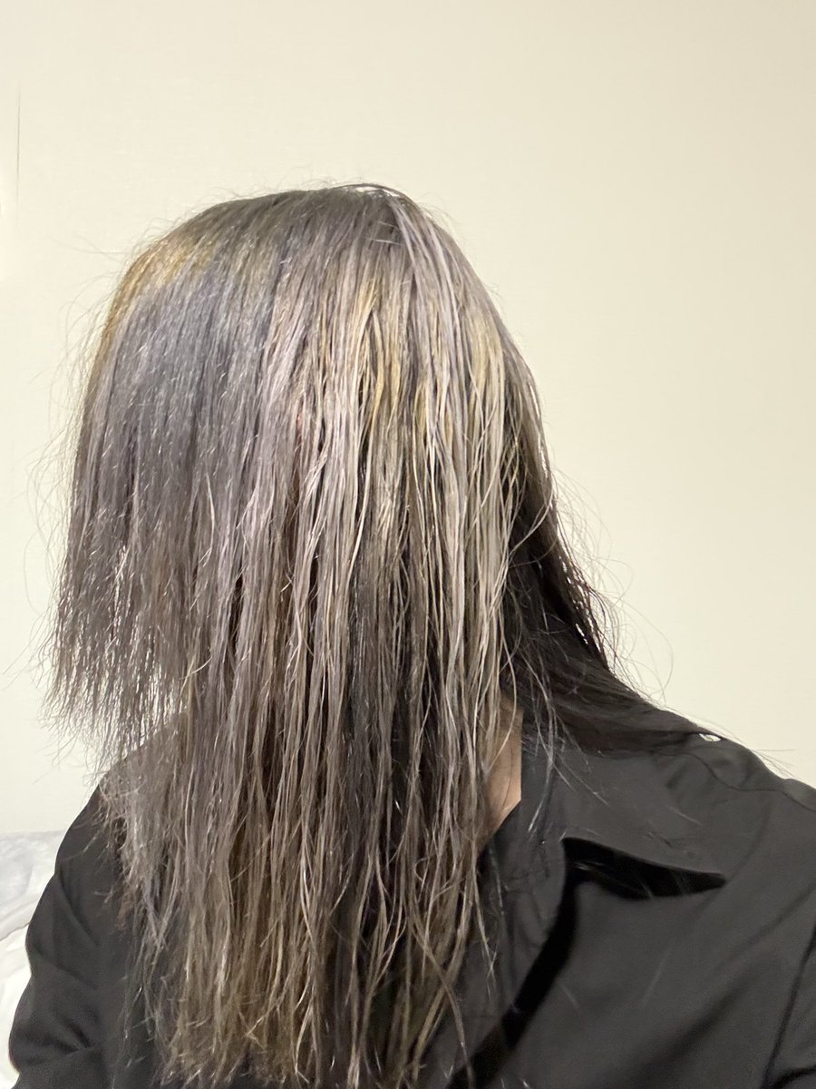 ムラっちゃムラだしそうじゃないと言えばそうじゃない不思議な髪色してる今