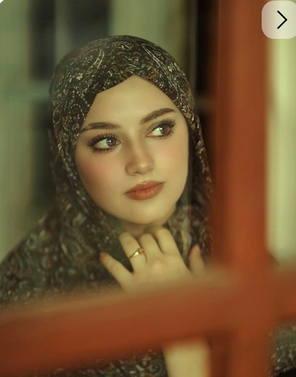 كلَّما قلتُ إنّي نجوت،
عادَ صوتُك من عمقِ العتمةِ يُناديني،
كأنَّ الليلَ لا يكتملُ إلا بغيابِكَ.
#أتجرع_مرارة_النجاة
أهربُ منك… إليك،
كأنَّ روحي خُلقت من مائك،
وأنَّ الفقدَ لا يقتلُني،
بل يُبقيني حيّةً
في احتضارٍ جميل.

..
#سديم_الحرف
#الصرح_الأدبي