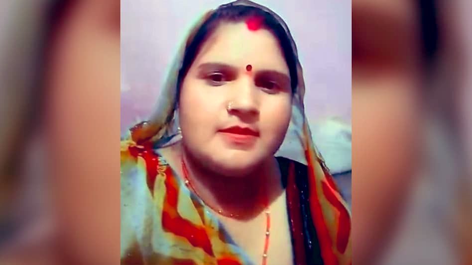 iarunchaudhary's tweet image. “लालची पत्नी” का रिटर्न ! 😳
5 साल पहले, रेखा अपने पति ज्वाला प्रसाद और दो छोटे बच्चों को छोड़कर प्रेमी के साथ भाग गई थी। 🤨
पति की मौत हुई। ख़बर मिली कि ज़मीन अधिग्रहण पर ₹35 लाख का मुआवजा मिला है। रेखा तुरंत लौट आई। 😶
11 साल के बेटे अंशु ने पुलिस को बताया “माँ हमें मारती…