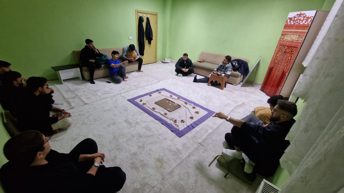 kuo_der's tweet photo. 🔻Her hafta çarşamba günleri yaptığımız tefsir dersimiz🔻
🔻Her çarşamba akşamı Kırklareli Ensar Vakfı Yurdu Mescidindeyiz. Sizleri de bekleriz 🤗

🔻Müslüman Müslüman'a şifadır ☺️ 

#tefsir
#tefsirokumaları #ensar #kırklareliüniversitesi #kırklareliudef https://t.co/OajMq27aT3
