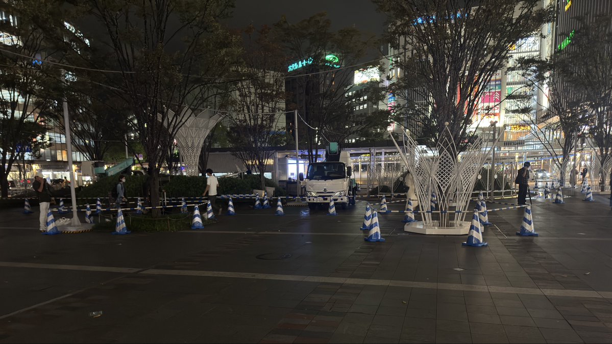 【ツリー・イルミ（博多駅）の成長記録】

ツリー本体はまだですが、屋根飾りと樹木周りの飾り付けが始まりました。

2025年10月16日(木)