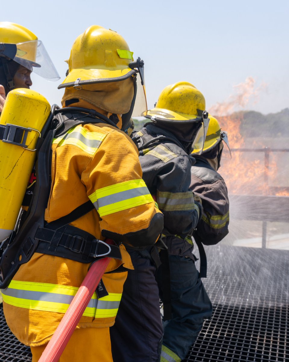 0861EMCARE's tweet image. 🔥 NFPA Fire Fighter Training – Polokwane 🚒
Our NFPA Fire Fighter students took their training above ground today — tackling live scenarios, hose work &amp;amp; teamwork under pressure. 💪🔥
👉 Apply: zurl.co/OOCfD  #EMCARE #FireTraining #NFPA #Polokwane #FireFighterTraining