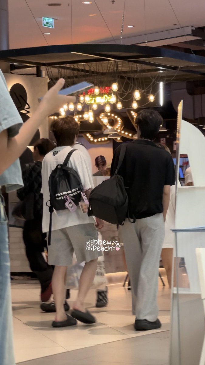 ประมาณครึ่งชม.ที่แล้ว นั่งกินขนมอยู่รอลงทะเบียนเข้างาน นี่ก้มหน้าเล่นทรศอยู่แต่พี่เห็นเติ้ลเฟิสเดินผ่านสะกิด บิวๆๆๆเมนบิว เงยหน้าปุ๊บ อึ้ง 😂
#TleFirstone #เติ้ลเฟิร์สวัน