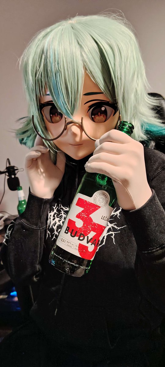 Might as well "debut" my "new" mask.

She turned out quite cute after the repairs, so will you please welcome her warmly?

#kigurumi #着ぐるみ