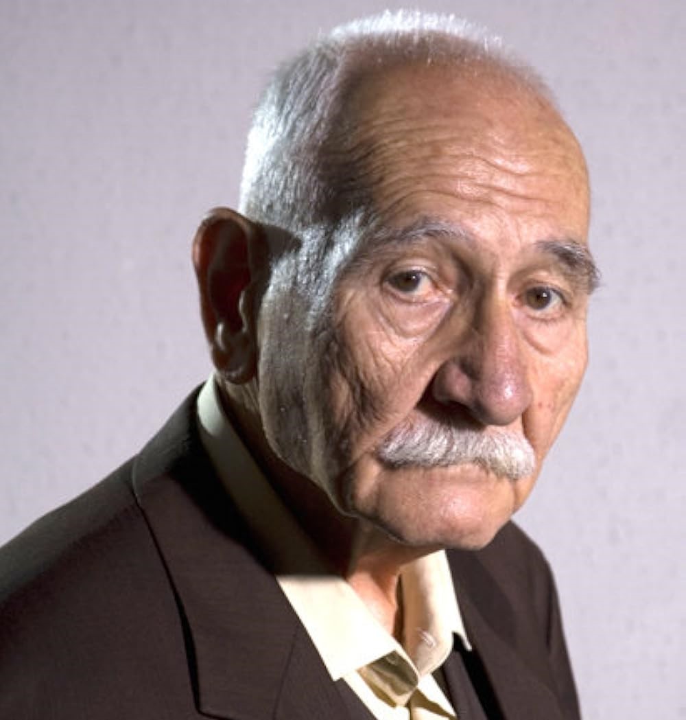 ntvradyo's tweet photo. Usta oyuncu Arif Erkin Güzelbeyoğlu hayatını kaybetti. 90 yaşındaydı.
🎭Tiyatroya Gülriz Sururi - Engin Cezzar tiyatrosunda başladı, Dostlar Tiyatrosu'nun kurucuları arasında yer aldı. Çok sayıda tiyatro oyunu, TV dizisi ve sinema filminde izledik onu.
🎬İkinci Bahar'da Zülfikar emmi, Yabancı Damat'ta Memik usta, Canım Ailem'de Cabbar ağa, Muhteşem Yüzyıl'da Piri Mehmet Paşa oldu. Son olarak Doksanlar dizisi ve Aile Arasında filminde rol almıştı.
🎞️Oyunculuk yanında tiyatro oyunlarının ve sinema filmlerinin müziklerini de yaptı. Unutulmaz dizi Bizimkiler'in hafızalara kazınan müziği, Yılmaz Güney'in Umut filminin müziği onlardan bazıları...