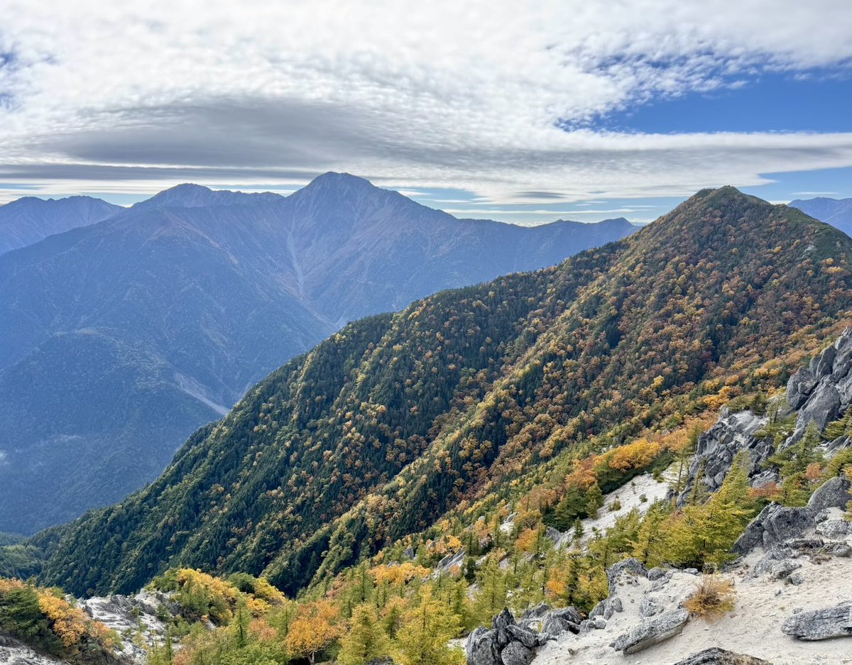 houougoya's tweet image. 【落ち葉によるドンドコ沢の道迷いにご注意】
ここ数日の雨で落ち葉が大量に出て、登山道が不明瞭になり、道迷いしやすくなっています。

ドンドコ沢を通行される方は、
・登山アプリを利用し、現在地を確認する
・行動時間に余裕を持つ
などの事前準備をお願いいたします。

（撮影…村野萌実10/10）