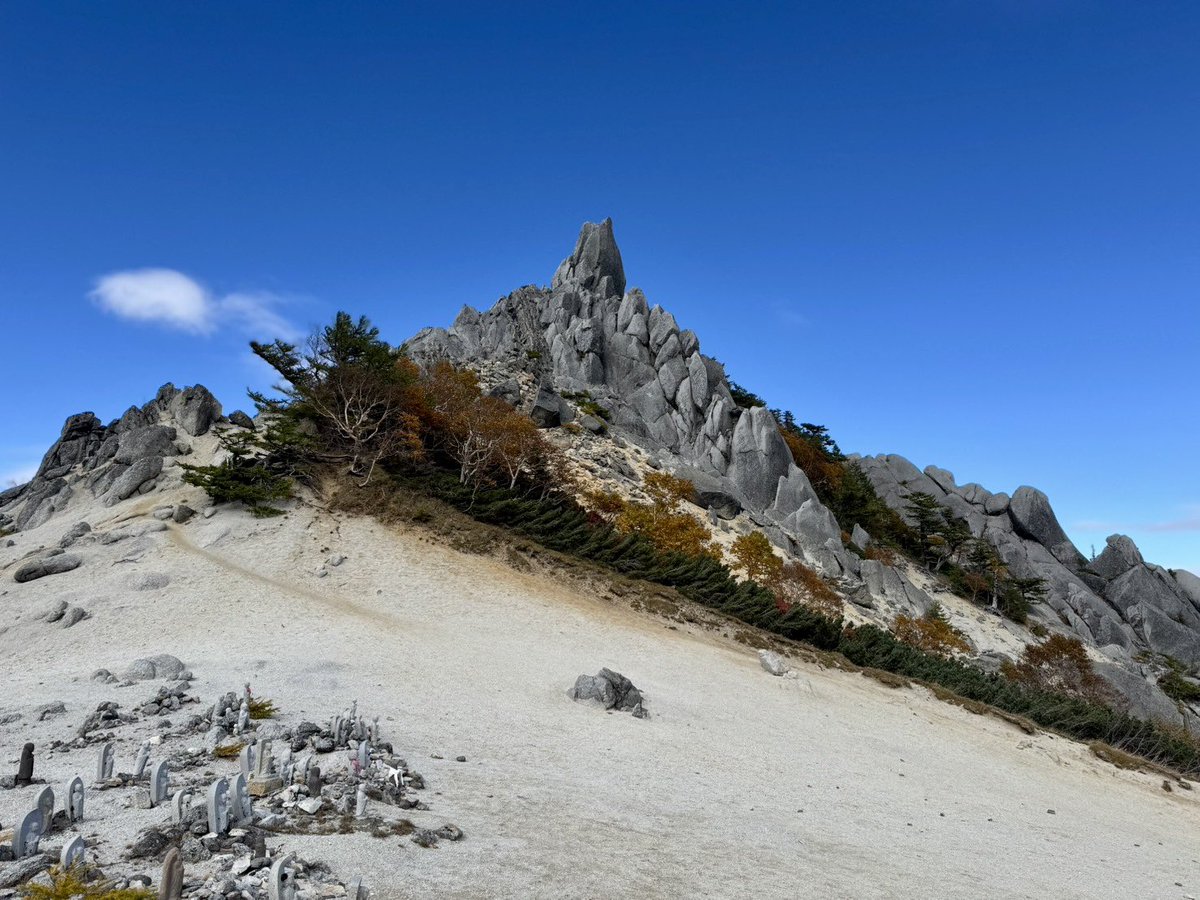 houougoya's tweet image. 【落ち葉によるドンドコ沢の道迷いにご注意】
ここ数日の雨で落ち葉が大量に出て、登山道が不明瞭になり、道迷いしやすくなっています。

ドンドコ沢を通行される方は、
・登山アプリを利用し、現在地を確認する
・行動時間に余裕を持つ
などの事前準備をお願いいたします。

（撮影…村野萌実10/10）