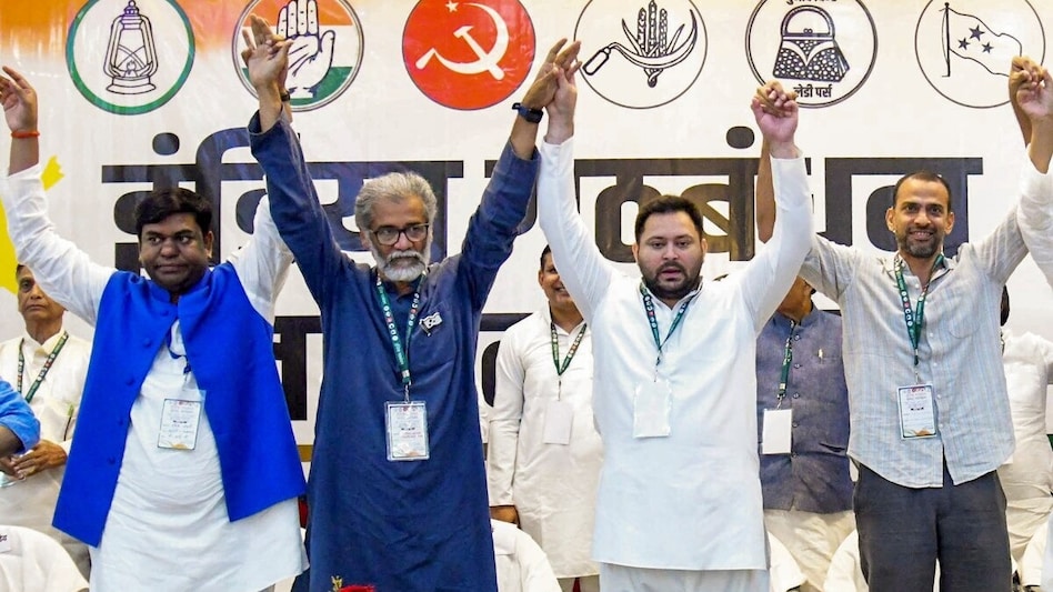 बिहार में महागठबंधन को सोशल मीडिया पर वही लोग जीता रहे हैं जिन्हें मोटी रकम दी गई माहौल बनाने के लिए वरना तो जमीनी सच्चाई कुछ और ही है। इन्हें आपस में लड़ने से फुरसत नहीं , ये भाजपा से लड़ेंगे! 

#BiharPolitics #BiharElection2025