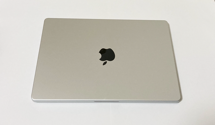 ShikiWdesign's tweet photo. ／
PC買い替えました🙌
＼

今までWindowsだったので、慣れないmacに、ドキドキワクワク。
なんとかセットアップ完了して、お仕事できる状態になりました💻✨

WindowsとmacでUSBポートのカタチが違うことに戸惑いましたが、変換アダプタが解決してくれました🌸

これから、この子とバリバリ頑張ります！😊✨