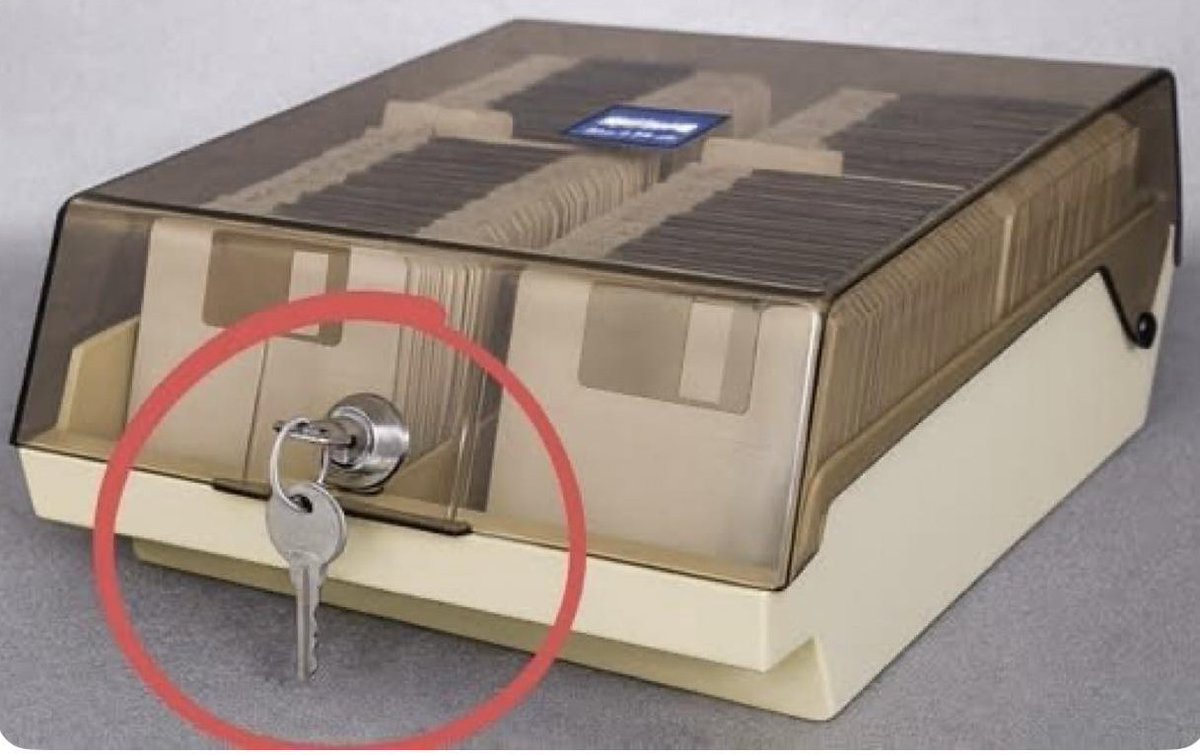 Muchas risas con la seguridad de los 90 pero la información de esos disquetes no podía ser hackeada por un hindú desde la cocina de su casa a medio mundo distancia.